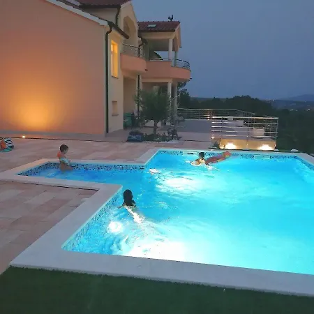 Scolopax Rusticola With Heated Pool Apartment